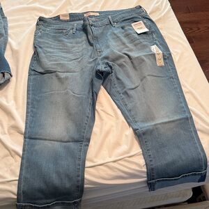 Signature by Levi Strauss Mid-Rise Blue Capri Jeans